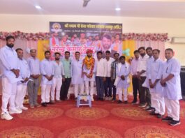 बम धमाकों के शहीदों को दी श्रद्धांजलि: रक्तदान शिविर में उमड़ा जनसैलाब
