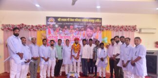 बम धमाकों के शहीदों को दी श्रद्धांजलि: रक्तदान शिविर में उमड़ा जनसैलाब