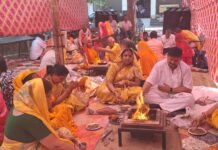 विश्व शांति के लिए अर्पित की आहुतियां