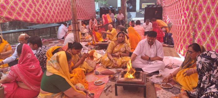 विश्व शांति के लिए अर्पित की आहुतियां
