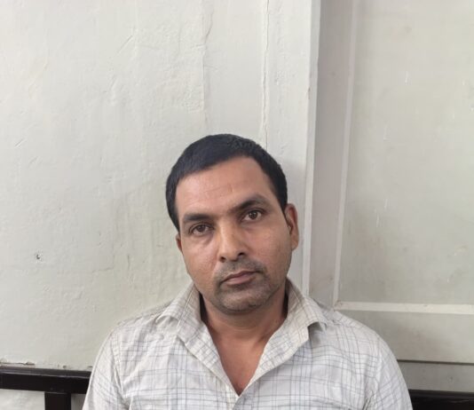 झूठे मुकदमे में समझौते के नाम पर रिश्वत लेते कांस्टेबल गिरफ्तार