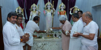 108 औषधियों और सरयू जल से हुआ भगवान सियाराम का अभिषेक Lord Siyaram was anointed with the waters of the Saryu.