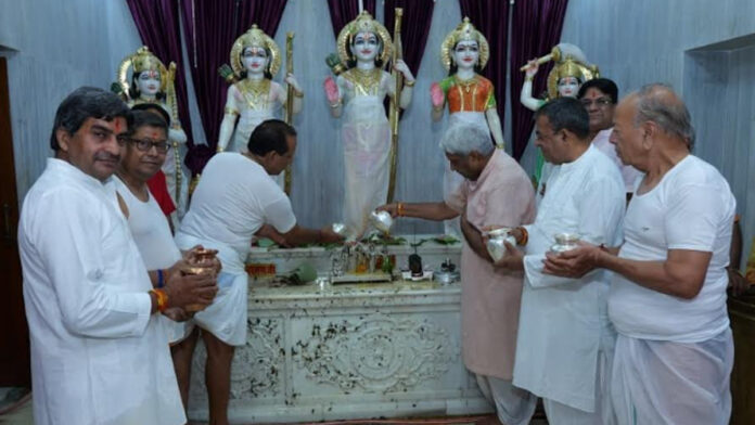 Lord Siyaram was anointed with the waters of the Saryu. Lord Siyaram was anointed with the waters of the Saryu.