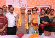 अग्रवाल समाज मालवीय नगर में परिंडा वितरण एवं शीतल ठंडाई सेवा का आयोजन Distribution of bird water feeders and chilled Thandai service organized by the Agrawal Samaj, Malviya Nagar.