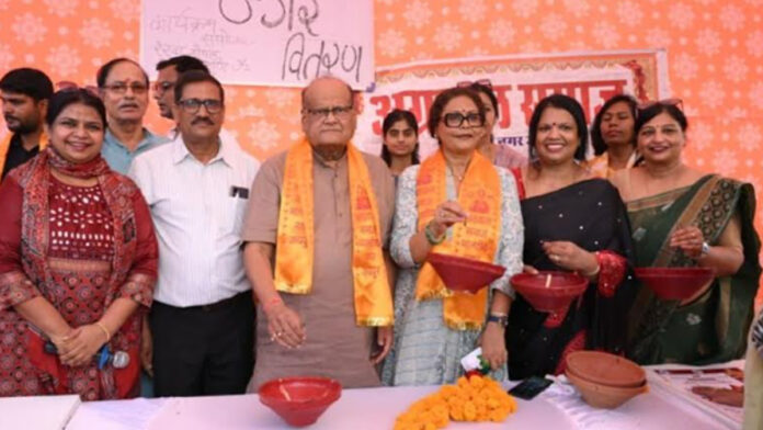 Distribution of bird water feeders and chilled Thandai service organized by the Agrawal Samaj, Malviya Nagar. Distribution of bird water feeders and chilled Thandai service organized by the Agrawal Samaj, Malviya Nagar.