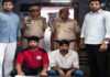 तलवार लहराकर जबरन वसूली करने वाले दो बदमाश गिरफ्तार, हथियार बरामद Two miscreants arrested for extortion while brandishing a sword.
