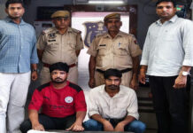 तलवार लहराकर जबरन वसूली करने वाले दो बदमाश गिरफ्तार, हथियार बरामद Two miscreants arrested for extortion while brandishing a sword.