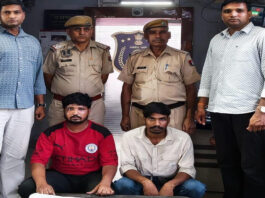 तलवार लहराकर जबरन वसूली करने वाले दो बदमाश गिरफ्तार, हथियार बरामद Two miscreants arrested for extortion while brandishing a sword.