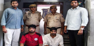 तलवार लहराकर जबरन वसूली करने वाले दो बदमाश गिरफ्तार, हथियार बरामद Two miscreants arrested for extortion while brandishing a sword.