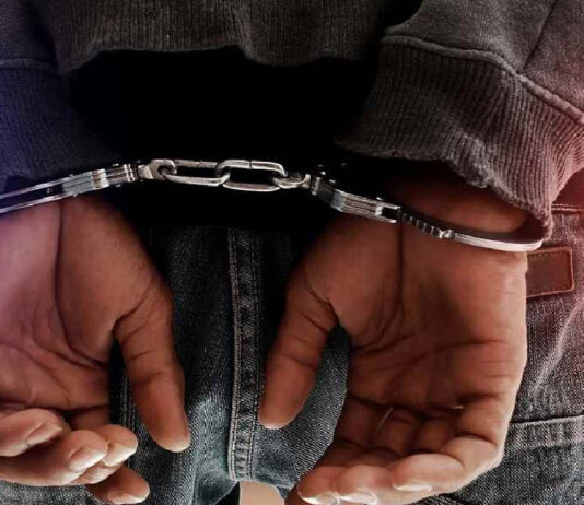 जुआरियों संग दो कुख्यात बदमाश गिरफ्तार Two notorious criminals arrested along with gamblers.
