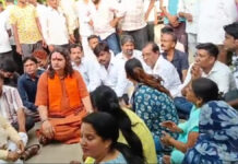 भाजपा विधायक बालमुकुंद आचार्य ब्रह्मपुरी थाने में धरने पर बैठे
