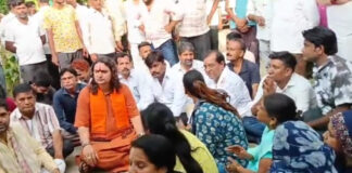 भाजपा विधायक बालमुकुंद आचार्य ब्रह्मपुरी थाने में धरने पर बैठे