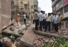 जमींदोज हुई झुकी हुई अवैध इमारत: धमाके के साथ ढहा छह मंजिला भवन Leaning Illegal Building Razed to the Ground: Six-Story Structure Collapses with a Blast