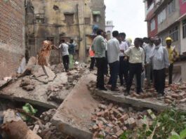 जमींदोज हुई झुकी हुई अवैध इमारत: धमाके के साथ ढहा छह मंजिला भवन Leaning Illegal Building Razed to the Ground: Six-Story Structure Collapses with a Blast