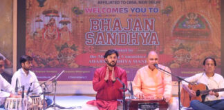 भजनों की रसधारा में डूबे श्रद्धालु: पंडित सुदेश शर्मा ने बांधा समां Krishna's childhood pastimes delight the hearts of devotees: Shastri