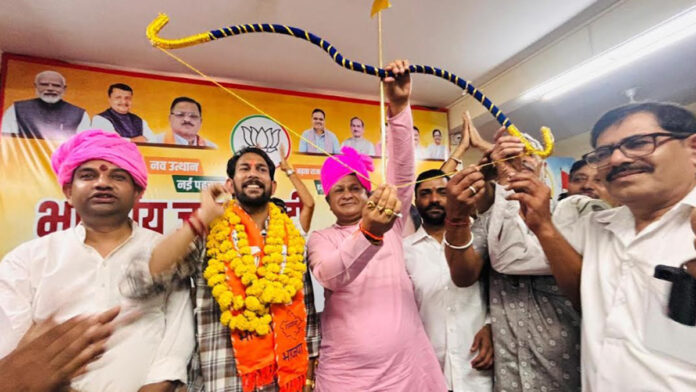 The Scheduled Tribe community felicitated BJP District President Amit Goyal.
