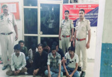 थड़ियों और वाहनों की आड़ में चल रहा था सट्टा, सीएसटी ने छापेमारी करते हुए 27 हजार रुपए सहित 8 सटोरिए दबोचे Conducting a raid, the CST apprehended 8 bookies along with ₹27,000.
