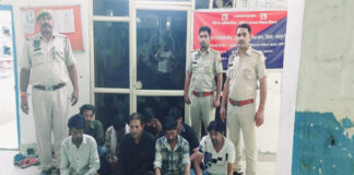 थड़ियों और वाहनों की आड़ में चल रहा था सट्टा, सीएसटी ने छापेमारी करते हुए 27 हजार रुपए सहित 8 सटोरिए दबोचे Conducting a raid, the CST apprehended 8 bookies along with ₹27,000.
