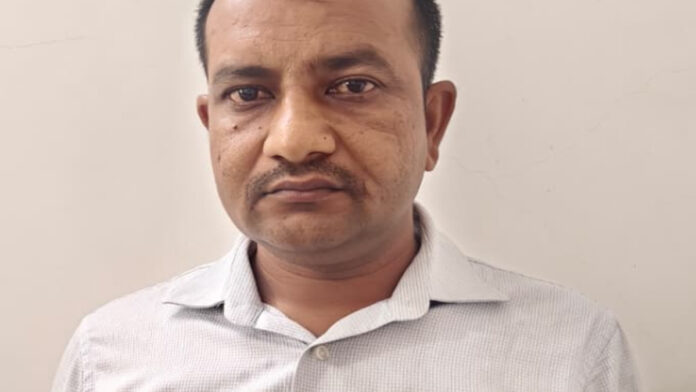 Constable arrested while accepting a bribe of ₹6,000.