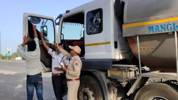 Rajasthan Police's traffic strike campaign crosses the 50,000 mark. Rajasthan Police's traffic strike campaign crosses the 50,000 mark.