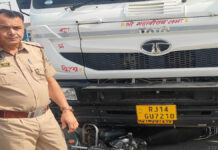 तेज रफ्तार ट्रेलर ने मां-बेटे को कुचला Speeding trailer runs over mother and son.