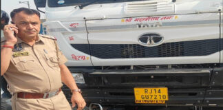 तेज रफ्तार ट्रेलर ने मां-बेटे को कुचला Speeding trailer runs over mother and son.