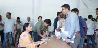 उपमुख्यमंत्री दीया कुमारी ने आमजन की समस्याएं सुनी दिए अधिकारियों को त्वरित समाधान के निर्देश Deputy Chief Minister Diya Kumari listened to the grievances of the general public and issued instructions to officials for their prompt resolution.