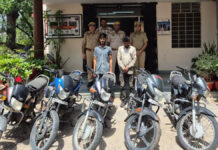 दुपहिया वाहन चुराने वाले दो शातिर वाहन चोर गिरफ्तार Two cunning two-wheeler thieves arrested.
