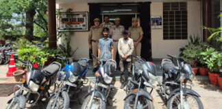 दुपहिया वाहन चुराने वाले दो शातिर वाहन चोर गिरफ्तार Two cunning two-wheeler thieves arrested.