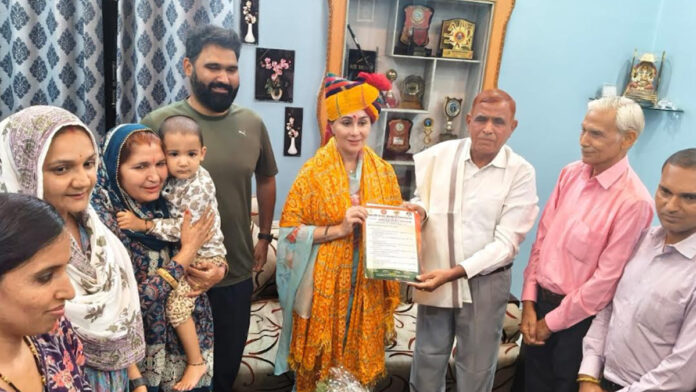 Deputy Chief Minister Diya Kumari honored ex-servicemen and social workers. Deputy Chief Minister Diya Kumari honored ex-servicemen and social workers.