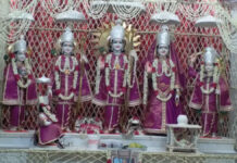 पुष्प वर्षा के बीच गूंजा सियाराम नाम: श्रद्धालुओं ने भजनों पर झूम कर लगाई हाजिरी The name 'Siyaram' resonated amidst a shower of flowers.