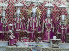 पुष्प वर्षा के बीच गूंजा सियाराम नाम: श्रद्धालुओं ने भजनों पर झूम कर लगाई हाजिरी The name 'Siyaram' resonated amidst a shower of flowers.