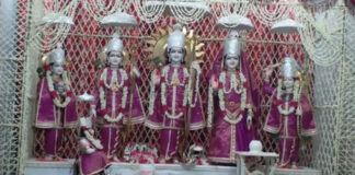 पुष्प वर्षा के बीच गूंजा सियाराम नाम: श्रद्धालुओं ने भजनों पर झूम कर लगाई हाजिरी The name 'Siyaram' resonated amidst a shower of flowers.