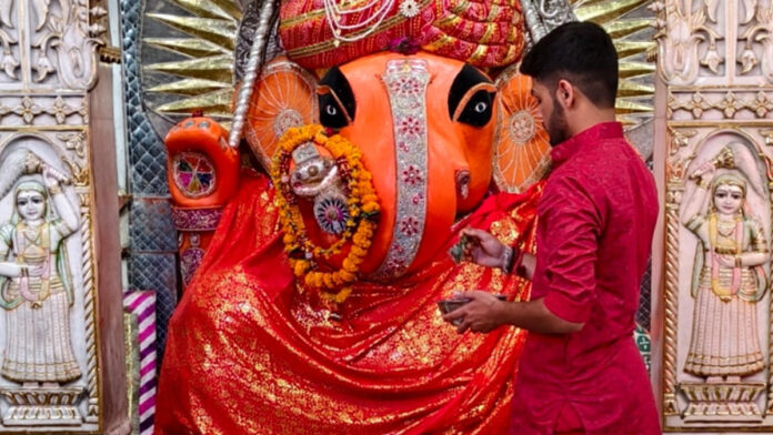Panchamrit Abhisheka of Shri Nahar's Ganesha on Guru-Pushya Nakshatra Panchamrit Abhisheka of Shri Nahar's Ganesha on Guru-Pushya Nakshatra