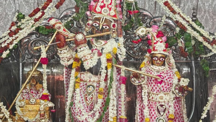 Viewing the 'Jal Yatra' at the court of Govind Dev Ji on Nirjala Ekadashi.