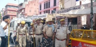 बुलडोजर-बैरिकेडिंग और बंद इंटरनेट के बीच चला जेडीए का बुलडोजर Amidst bulldozers, barricading, and an internet shutdown, the JDA's bulldozer rolled into action.