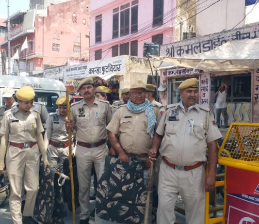 बुलडोजर-बैरिकेडिंग और बंद इंटरनेट के बीच चला जेडीए का बुलडोजर Amidst bulldozers, barricading, and an internet shutdown, the JDA's bulldozer rolled into action.