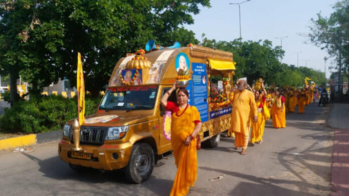 Inauguration of the Shrimad Pavan Pragya Puran Katha at Mansarovar, marked by a Kalash Yatra.