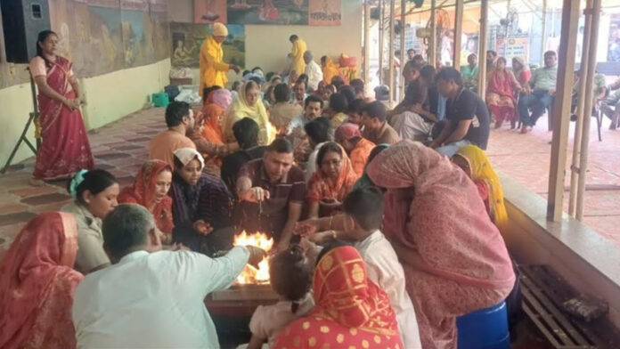 Mantras resonate in the Govind Devji Temple. Mantras resonate in the Govind Devji Temple.