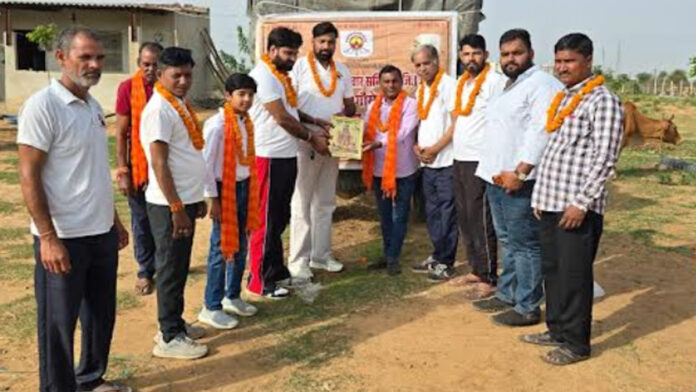 Shri Shyam Gau Seva Parivar Samiti distributed fodder and jaggery. Shri Shyam Gau Seva Parivar Samiti distributed fodder and jaggery.