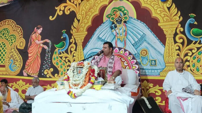 One attains a direct vision of God only by seeking refuge in the Guru: Ashish Maharaj One attains a direct vision of God only by seeking refuge in the Guru: Ashish Maharaj