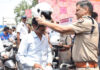 ट्रैफिक पुलिस की अनूठी पहल: बिना हेलमेट चालकों को पहनाए आईएसआई मार्क हेलमेट