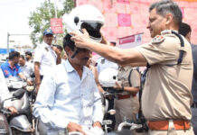ट्रैफिक पुलिस की अनूठी पहल: बिना हेलमेट चालकों को पहनाए आईएसआई मार्क हेलमेट