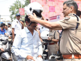 ट्रैफिक पुलिस की अनूठी पहल: बिना हेलमेट चालकों को पहनाए आईएसआई मार्क हेलमेट