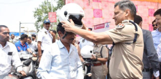 ट्रैफिक पुलिस की अनूठी पहल: बिना हेलमेट चालकों को पहनाए आईएसआई मार्क हेलमेट