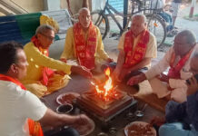 पर्यावरण संरक्षण का कराया संकल्प और दी हवन में आहुतियां Administered a pledge for environmental conservation and offered oblations in the *havan*.
