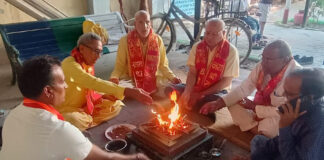 पर्यावरण संरक्षण का कराया संकल्प और दी हवन में आहुतियां Administered a pledge for environmental conservation and offered oblations in the *havan*.