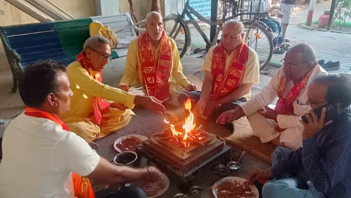 Administered a pledge for environmental conservation and offered oblations in the *havan*.