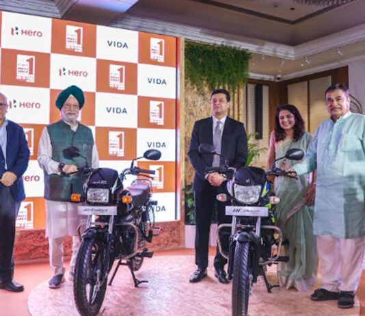 हीरो मोटोकॉर्प ने फ्लेक्स फ्यूल मोटरसाइकिलें पेश कीं Hero MotoCorp unveiled flex-fuel motorcycles.