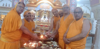 भगवान शांतिनाथ के जयकारों से गूंजे जैन मंदिर Jain temples resounded with chants hailing Lord Shantinath.